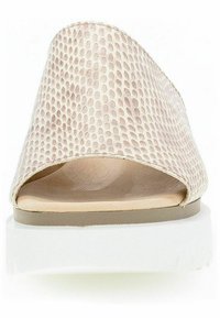Open-toe sandaal in lichtbeige met een getextureerd reptielpatroon. Heeft een platte witte zool en een gladde binnenvoering.