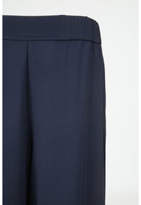 Navyblauwe wijde broek van lichtgewicht stof, met een soepele tailleband en zijsplitten, met een schone afwerking en zonder zichtbare sluitingen.