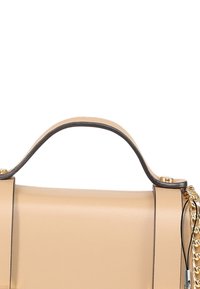 Handtas van bruin leer met een gestructureerd ontwerp, voorzien van een zwarte rand en gouden kettingaccenten. Voorzien van een bovenhandvat om te dragen. Soepele textuur.