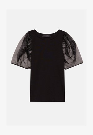 Mustmustärk must koos ribatud kangaga ja lühikeste, läbipaistvate mustade puffvarrukatega. Omab volditud detaile varrukatel ja ümarat kaelust.