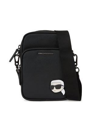 Borsa a tracolla nera realizzata in materiale testurizzato, con una tasca frontale con zip e un logo di Karl Lagerfeld con una figura in cartone animato con occhiali da sole.