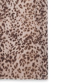 Leopardprintstof med en beige baggrund, der har mørkebrune og lysebrune pletter, glat tekstur og subtile variationer i nuancer.