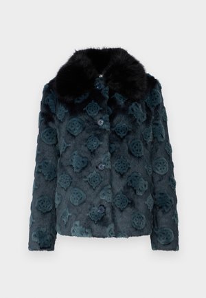 Dirbtinio pūkuotos medžiagos tamsiai žalia striukė su raštuota tekstūra, su juodu pūkiniu apykakliniu ir mėlynomis mygtukais. Trumpintas dizainas su ilgomis rankovėmis.