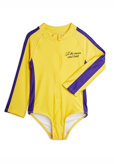 Κίτρινο και μωβ μακρυμάνικο μαγιό με φερμουάρ στο μπροστινό μέρος και το κείμενο «Στο φεγγάρι και πίσω» στο στήθος.