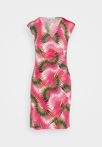 Robe sans manches rose avec un motif de feuilles de palmier vertes et blanches, décolleté en V et taille cintrée, présentée sur un fond blanc uni.