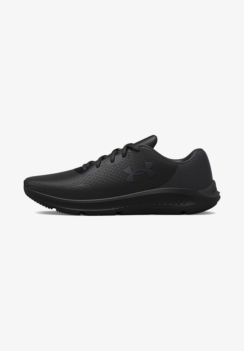 Chaussure de sport noire avec une tige texturée, un bout rond et une semelle rembourrée. Présente un logo ton sur ton et un laçage pour un ajustement sécurisé.