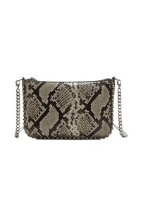 Clutch kabelka s hadím potiskem a texturovaným povrchem v šedých a černých tónech, se stříbrným řetízkem a hroty podél spodního okraje.