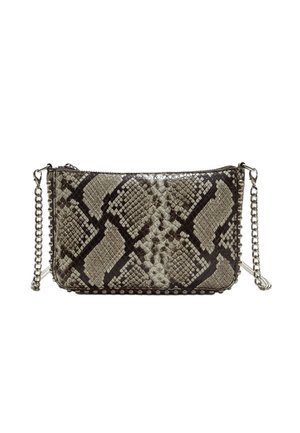 Sac à main en imprimé serpent avec une surface texturée dans des tons de gris et de noir, doté d'une chaîne argentée et de clous le long du bord inférieur.