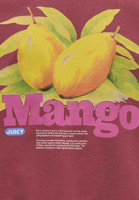 Mörkröd bakgrund med en grafik av två gula mangofrukter med gröna blad, tillsammans med fet lila text som säger "Mango" och "Saftig."