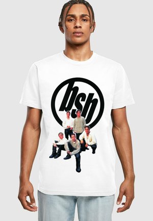 Hvit bomull T-skjorte med grafisk design som viser seks personer i lyse topper og en stor svart sirkulær logo.