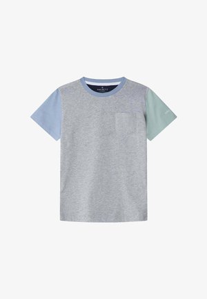 Sivi pamučni T-shirt s kratkim plavim rukavima, džepom na lijevoj strani prsnog dijela i logotipom na rukavu. Glatka tekstura i ležeran dizajn.