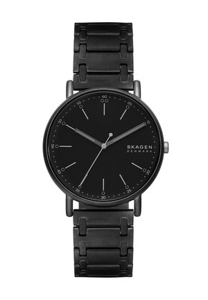 Montre en acier inoxydable noir avec un cadran rond, des marqueurs minimalistes et des aiguilles. Dispose d'un design de bracelet élégant et texturé.