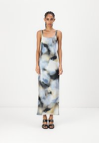 Rochie maxi cu un model în acuarelă bleu, negru �și bej. Material neted, bretele subțiri și o siluetă dreaptă. Sandale negre cu catarame.