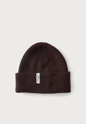 Bonnet tricoté marron foncé avec revers plié et petite étiquette blanche portant l'inscription "Marc O'Polo DENIM" à l'avant.