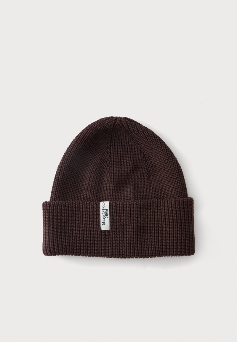 Bonnet tricoté marron foncé avec revers plié et petite étiquette blanche portant l'inscription "Marc O'Polo DENIM" à l'avant.