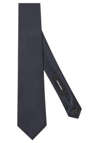 Granatowy krawat o ukośnym prążkowanym wzorze, wąski kształt, zwężający się koniec i mała metka z logo z tyłu.