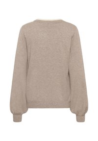Maglione lavorato a maglia beige a maniche lunghe con polsini e fondo a coste, visto da dietro su uno sfondo bianco.