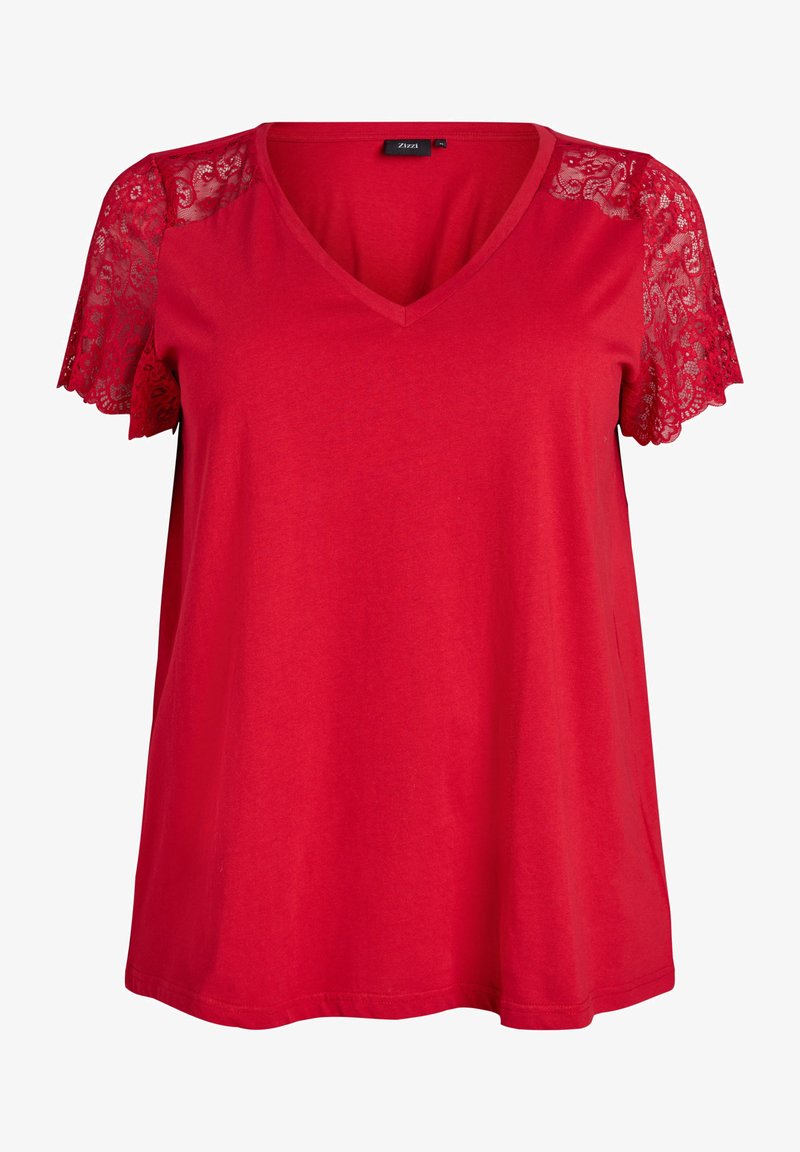 Röd V-ringad t-shirt med korta spetsärmar. Mjuk tyg, avslappnad passform och tandad spetsdetalj vid axlarna ger struktur.