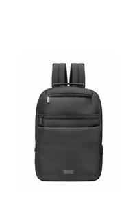 Czarny plecak z dwoma wyściełanymi szelkami, przednią kieszenią na zamek, gładką teksturą, prostokątnym kształtem i subtelnym logo.