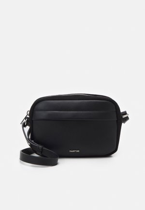 Compatta borsa a tracolla nera con tracolla regolabile, chiusura a zip e piccolo logo del marchio metallico sul davanti su sfondo bianco.