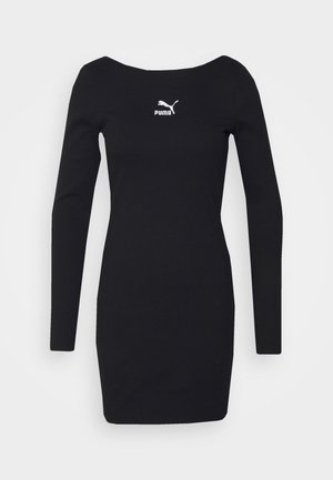 Czarna, dopasowana sukienka z długim rękawem, szerokim dekoltem i białym logo Puma na piersi, na jednolitym tle.
