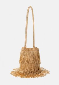 Goldene Perlenhandtasche mit langem Fransen, ausgestattet mit einem Doppelkettenriemen und einem strukturierten, geschichteten Design am Boden.