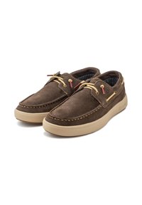 Smeđe suede cipele s kontrastnim žutim vezicama, okrugli vrh i podloga od bež mekanog materijala. Imaju šivane detalje duž rubova.