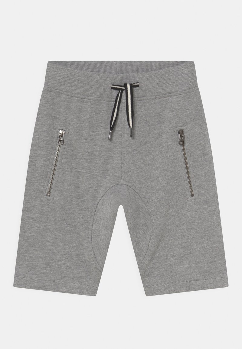 Pantalones cortos deportivos grises, hechos de una tela suave, con bolsillos laterales con cremallera y una cinturilla ajustable con cordón en contraste negro.