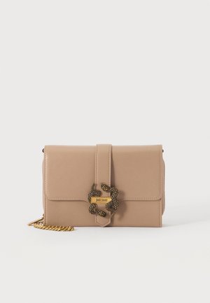 Beige Lederhandtasche mit goldener Kettenriemen und dekorativem goldenen Schlangenschloss mit "Just Cavalli" Logo auf der Vorderklappe.