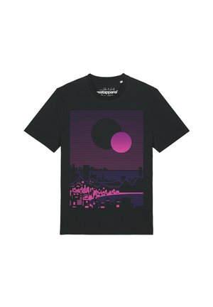 Chemise noire à manches courtes avec un graphisme violet et rose représentant une silhouette de ville, des montagnes et deux cercles superposés évoquant des lunes ou des planètes.