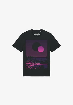 Zwart T-shirt met korte mouwen met een paars en roze afbeelding van een stadsbeeld, bergen en twee overlappende cirkels die lijken op manen of planeten.