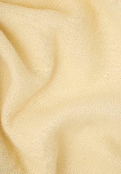 Světlé žluté látky s jemnou, hladkou texturou a decentním herringbone vzorem, který vytváří něžné sklady a splývání.