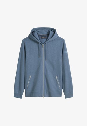 Niebieska bluza z kapturem zapinana na zamek, z kapturem ze sznurkiem, dwoma kieszeniami na zamek, ściągaczami na rękawach oraz małą naszywką z logo na rękawie. Miękka faktura tkaniny.