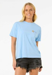 Lyseblå bomulds t-shirt med korte ærmer og rund hals, med et lille trykt logo og design på venstre brystområde.