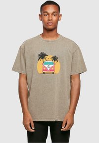 Merchcode SUMMER VAN ACID WASHED - Tricou cu imprimeu - darkkhaki