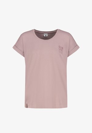 Hell mauvefarbenes Kurzarm-T-Shirt mit aufgerollten Ärmeln, Rundhalsausschnitt und kleinem „SUB LEVEL CNTMP FASHION“-Schriftzug auf der oberen linken Brustseite.