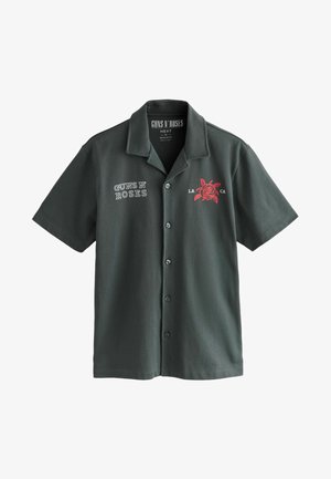 Košeľa s krátkym rukávom v tmavošedej farbe, s bielym textom "GUNS N' ROSES" a grafikou červenej ruže s "LA CA" na prednej strane. Hladká textúra.