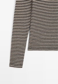 Langärmliges gestreiftes Oberteil in Beige und Schwarz, mit figurbetontem Schnitt und gerippten Bündchen aus weichem, strukturiertem Stoff.