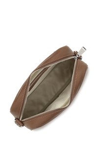 Borsa in pelle marrone con una superficie testurizzata, chiusura con zip argentata e rivestimento beige. L'interno include una piccola tasca.
