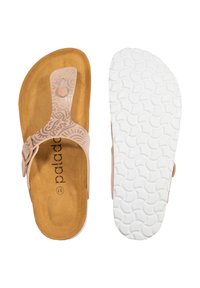 Ljusrosa flip-flops med dekorativa mönster på remmen, brun mockainsåle och vit gummisula med ett strukturerat greppmönster.