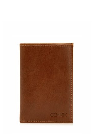 Brązowy skórzany portfel z teksturowaną powierzchnią, w designie składanym na pół, z widocznym przeszyciem i wytłoczonym logo w prawym dolnym rogu.