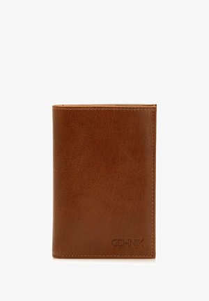 Brązowy skórzany portfel z teksturowaną powierzchnią, w designie składanym na pół, z widocznym przeszyciem i wytłoczonym logo w prawym dolnym rogu.