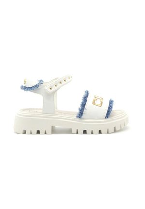 Sandali platform bianchi con dettagli in frange blu, cinturino regolabile, accessori in oro e una suola spessa e texturizzata. Presentano cuciture a vista.