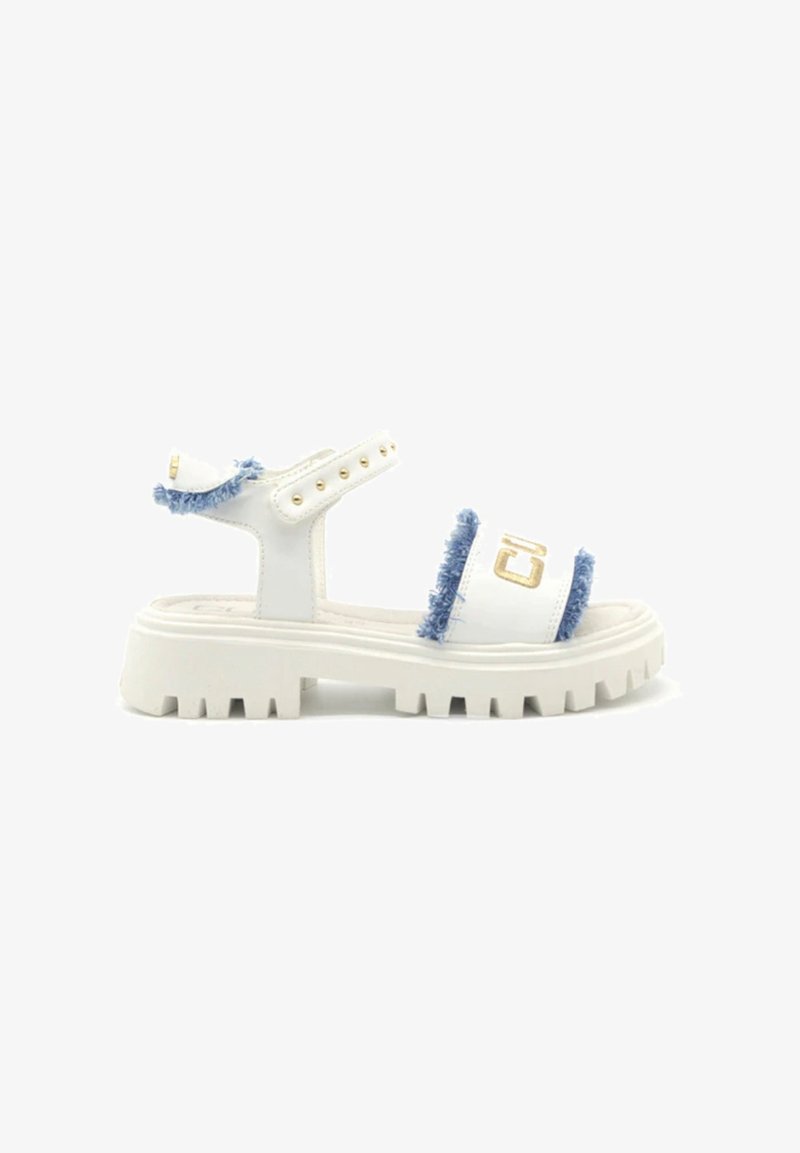 Sandali platform bianchi con dettagli in frange blu, cinturino regolabile, accessori in oro e una suola spessa e texturizzata. Presentano cuciture a vista.
