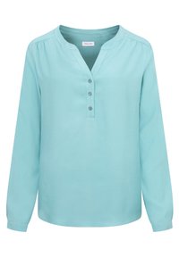 Blusa azzurra chiara a maniche lunghe con scollatura rotonda, quattro bottoni sul davanti e delicate pieghe sulle spalle. Tessuto liscio.