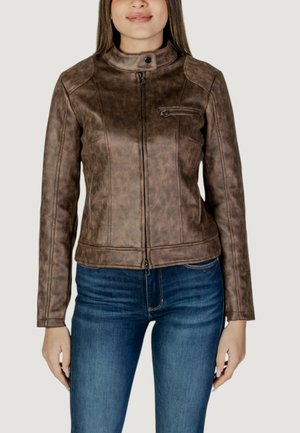 Giubbotto in similpelle marrone con colletto alto, vestibilità slim e chiusura frontale con zip. Presenta cuciture orizzontali e una tasca laterale con zip.