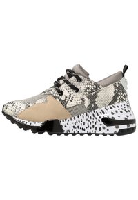 Baskets avec une tige texturée à motif serpent en gris et beige, avec des accents noirs. Semelle intermédiaire épaisse blanche tachetée et semelle extérieure en caoutchouc noir.