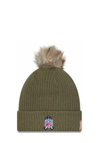 Beanie lavorato a maglia verde oliva con pompon in pelliccia sintetica beige, texture a coste, patch del logo NFL sulla parte frontale e piccola patch della bandiera americana sul lato.