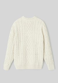 Pull en tricot de couleur blanc cassé avec des motifs en torsades, un tissu texturé, un col rond et des poignets et un ourlet côtelés.