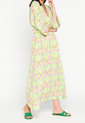 Dlouhé vzorované šaty ve žluté, růžové a zelené barvě s výstřihem do V a volnými rukávy, s texturovaným geometrickým vzorem a vzdušnou siluetou.